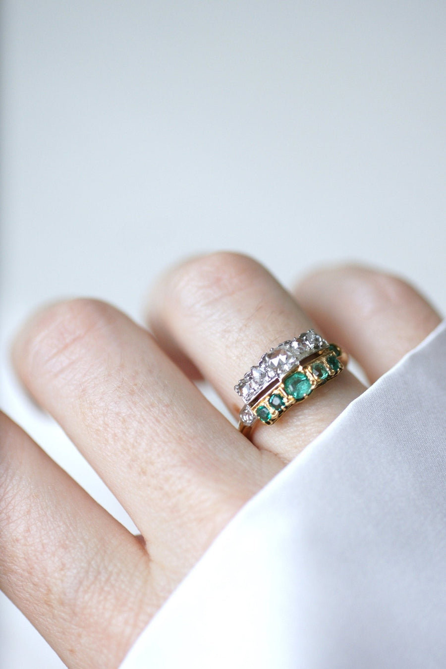 Line ring with diamonds and emeralds - Galerie Pénélope