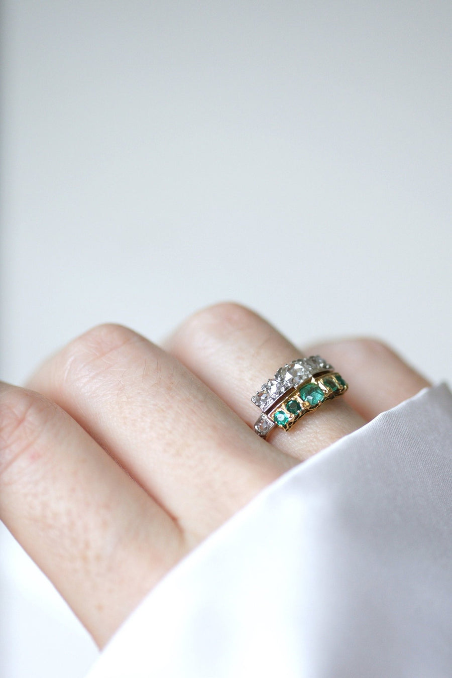 Line ring with diamonds and emeralds - Galerie Pénélope