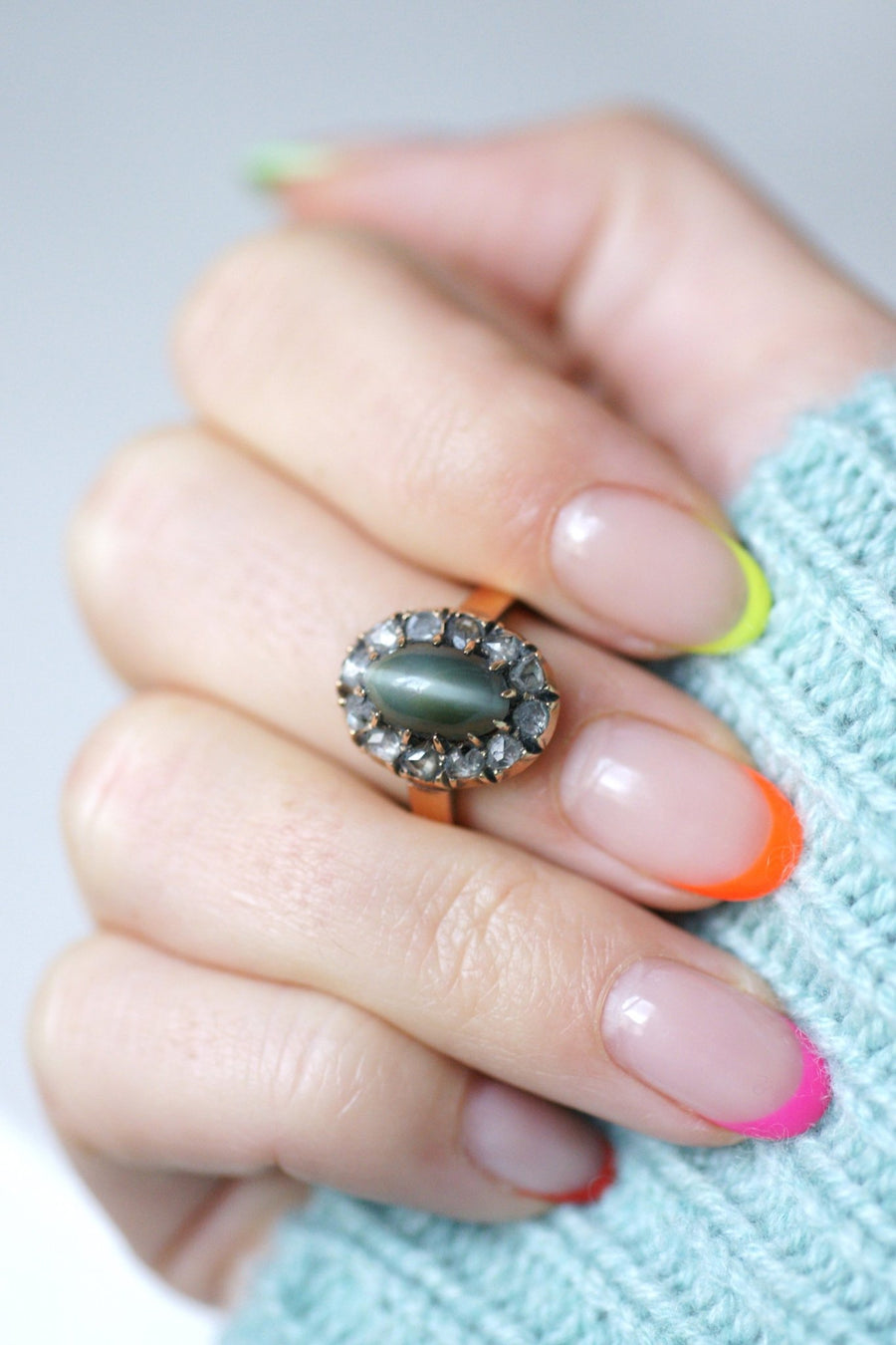 Antique chrysoberyl cat's eye daisy ring surrounded by diamonds on pink gold - Galerie Pénélope