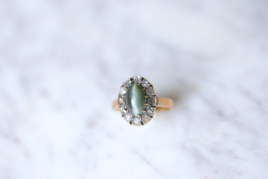 Antique chrysoberyl cat's eye daisy ring surrounded by diamonds on pink gold - Galerie Pénélope
