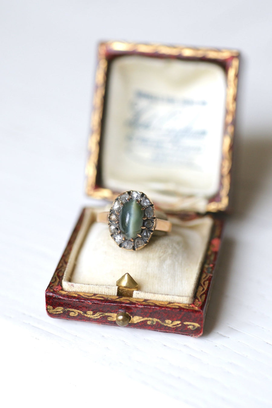Antique chrysoberyl cat's eye daisy ring surrounded by diamonds on pink gold - Galerie Pénélope