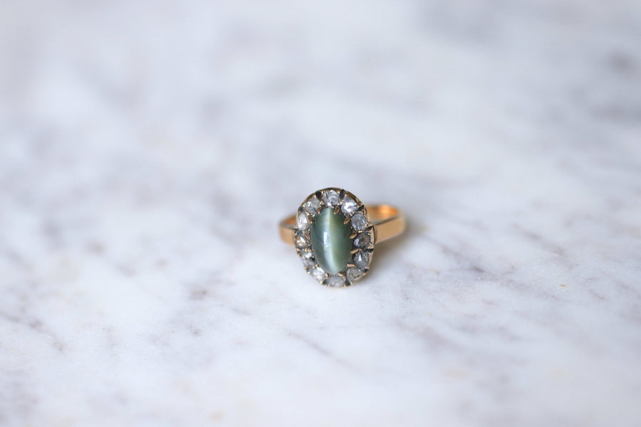 Antique chrysoberyl cat's eye daisy ring surrounded by diamonds on pink gold - Galerie Pénélope