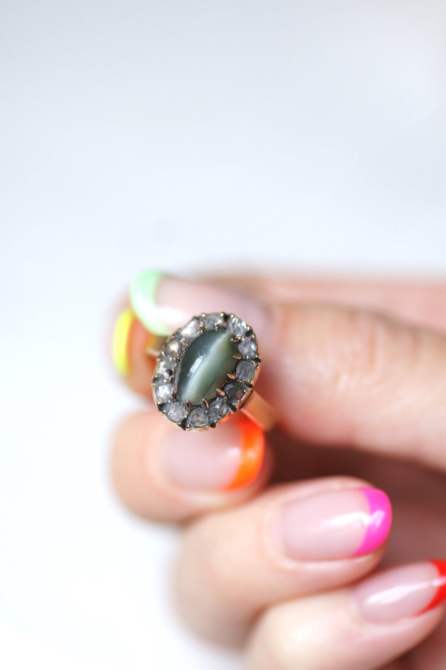 Antique chrysoberyl cat's eye daisy ring surrounded by diamonds on pink gold - Galerie Pénélope