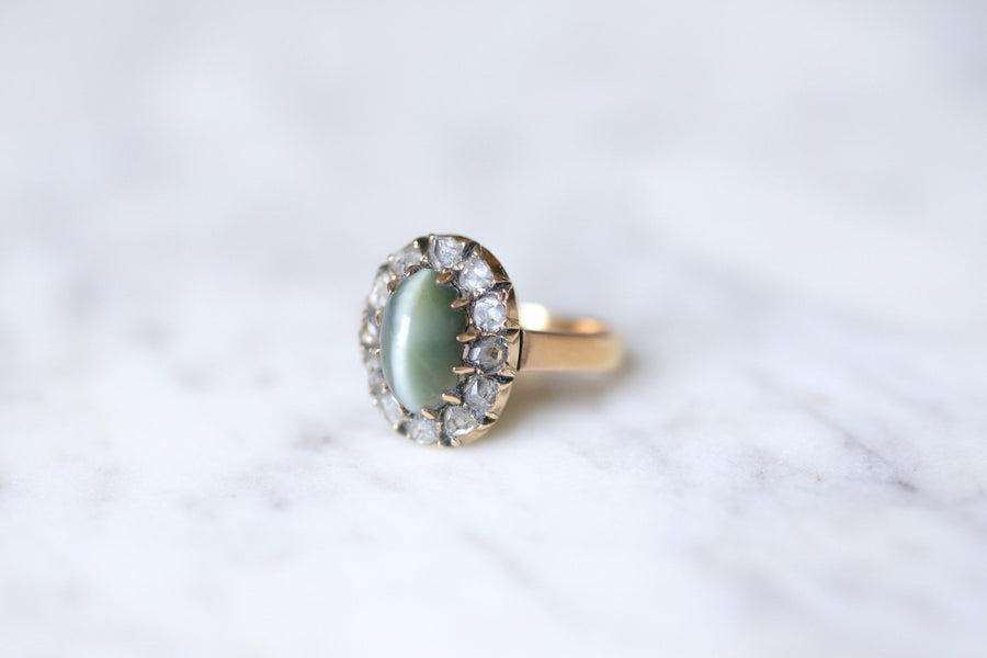 Antique chrysoberyl cat's eye daisy ring surrounded by diamonds on pink gold - Galerie Pénélope