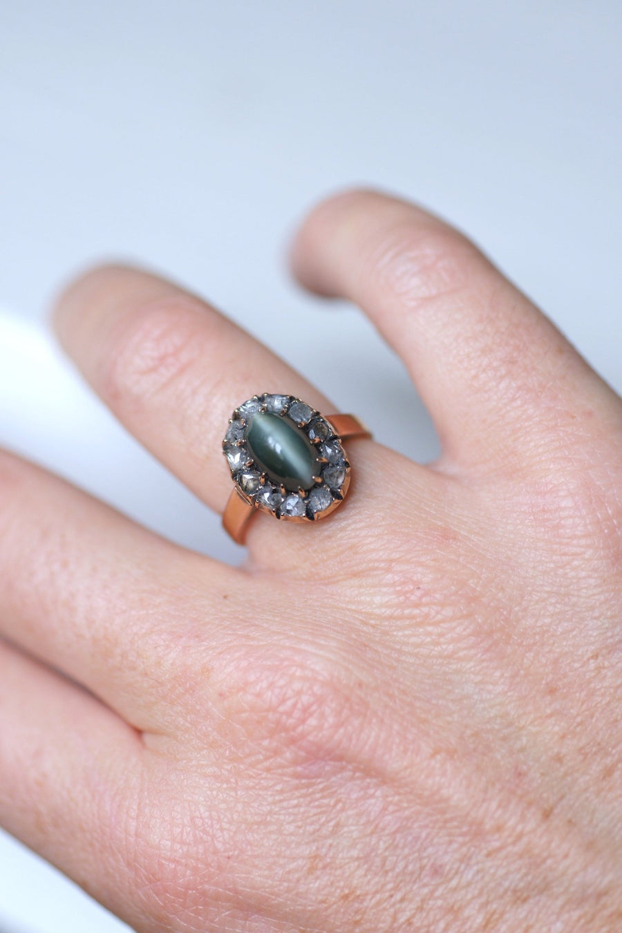 Antique chrysoberyl cat's eye daisy ring surrounded by diamonds on pink gold - Galerie Pénélope