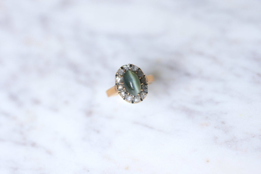 Antique chrysoberyl cat's eye daisy ring surrounded by diamonds on pink gold - Galerie Pénélope