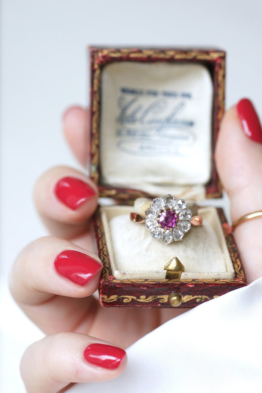 Antique daisy ring pink sapphire surrounded by diamonds on pink gold - Penelope Gallery