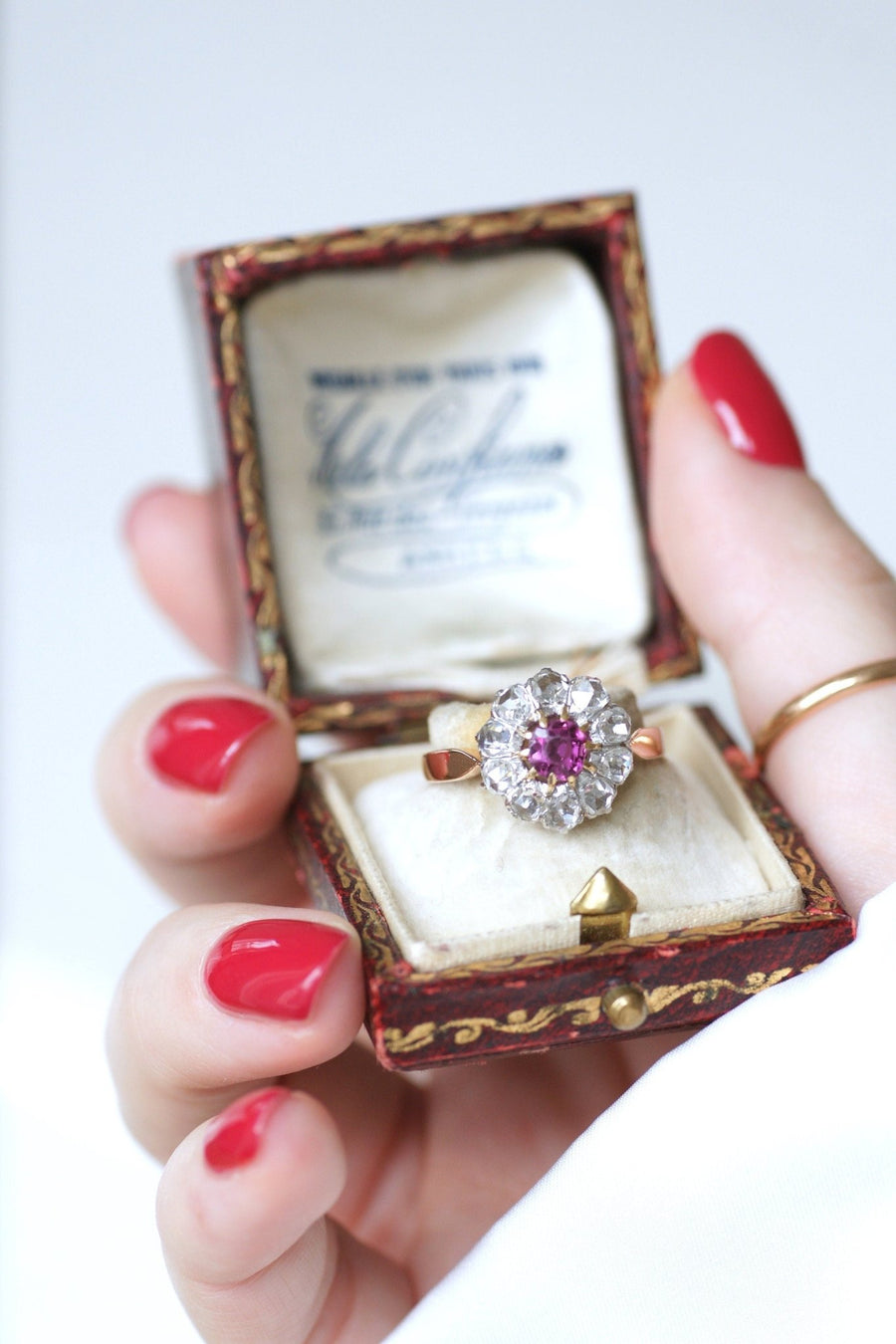 Antique daisy ring pink sapphire surrounded by diamonds on pink gold - Penelope Gallery