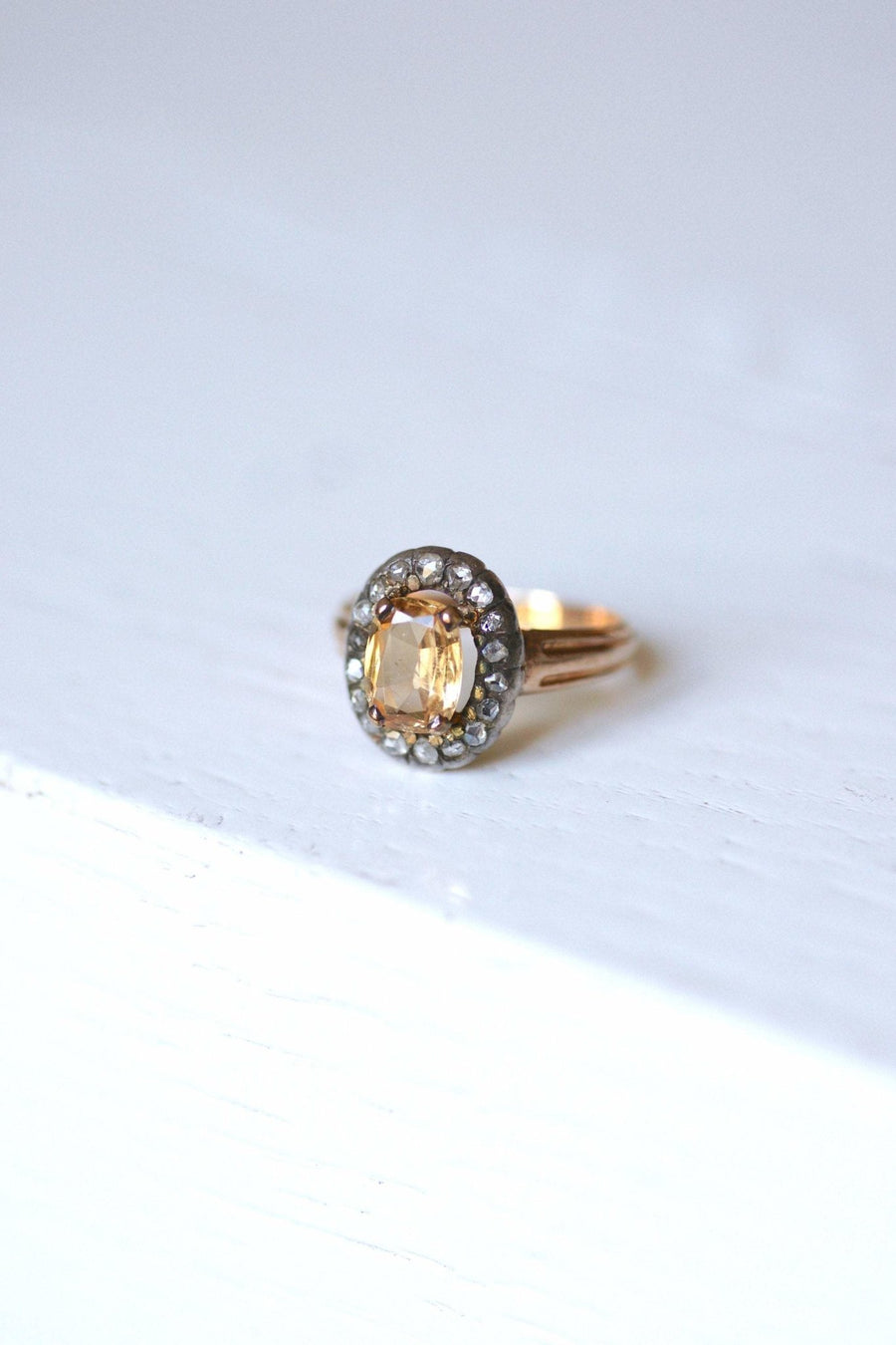 Antique imperial topaz daisy ring surrounded by diamonds - Galerie Pénélope