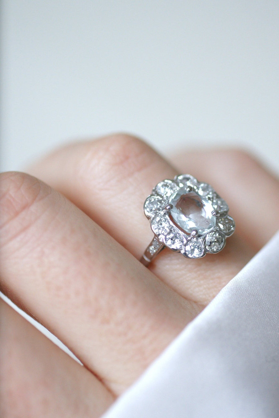 Aquamarine Art Deco daisy ring surrounded by diamonds - Galerie Pénélope