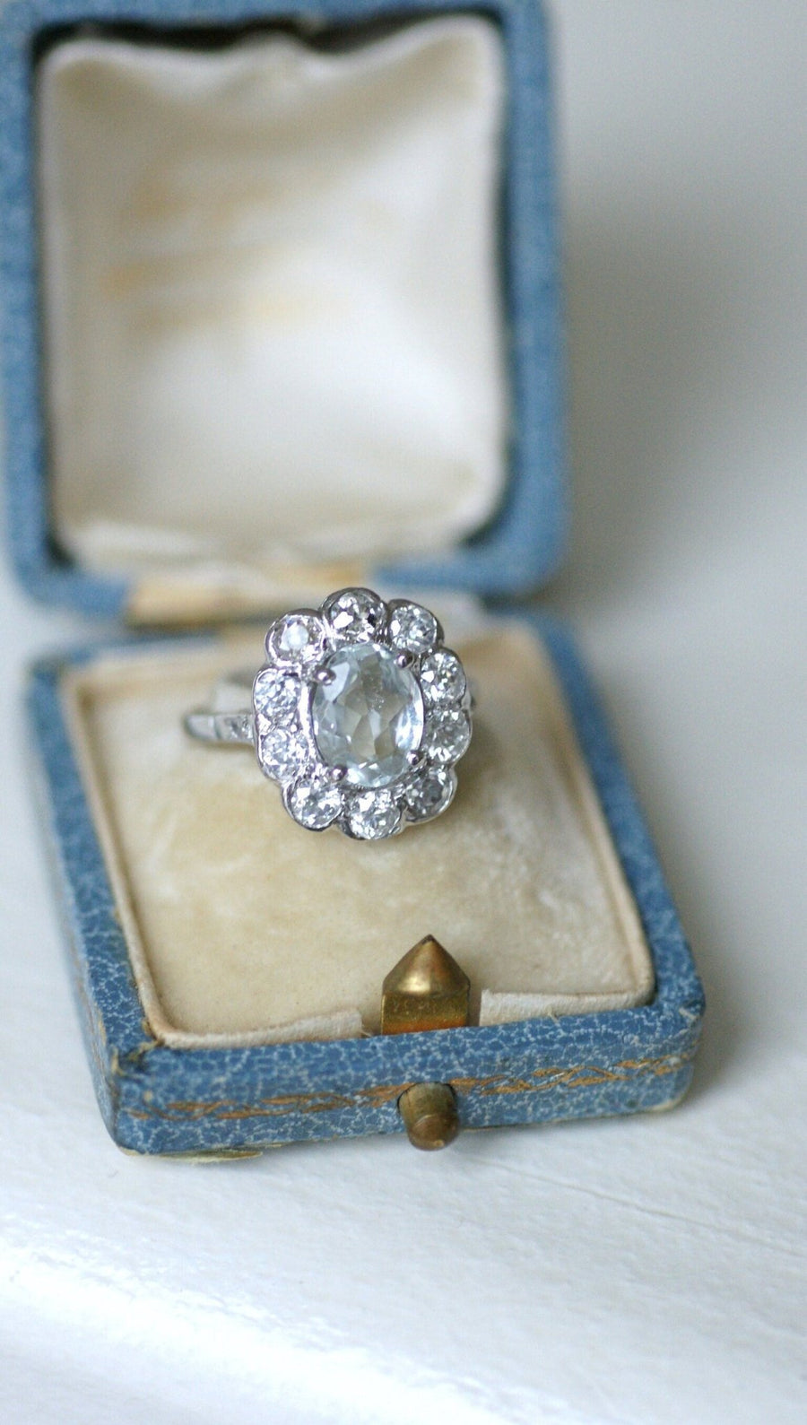 Aquamarine Art Deco daisy ring surrounded by diamonds - Galerie Pénélope