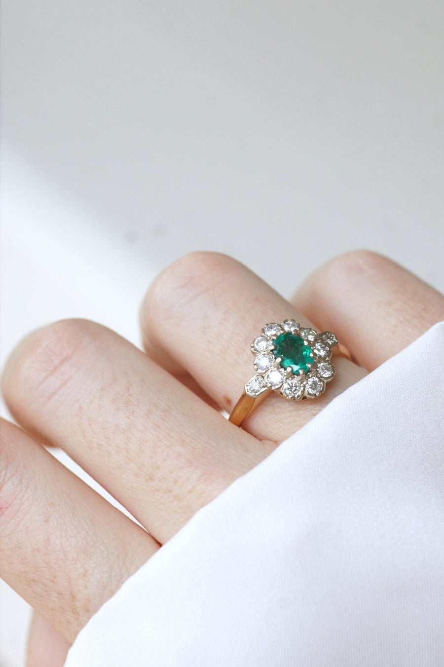 Bague marguerite emeraude et diamants sur or