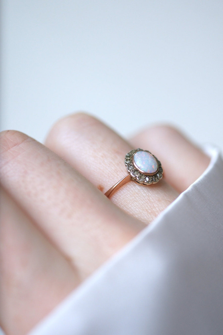 Opal daisy ring surrounded by diamonds - Galerie Pénélope