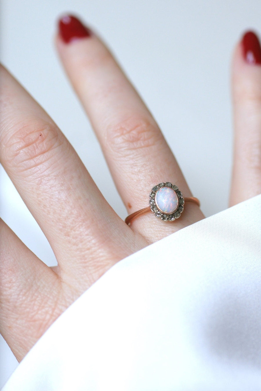 Opal daisy ring surrounded by diamonds - Galerie Pénélope