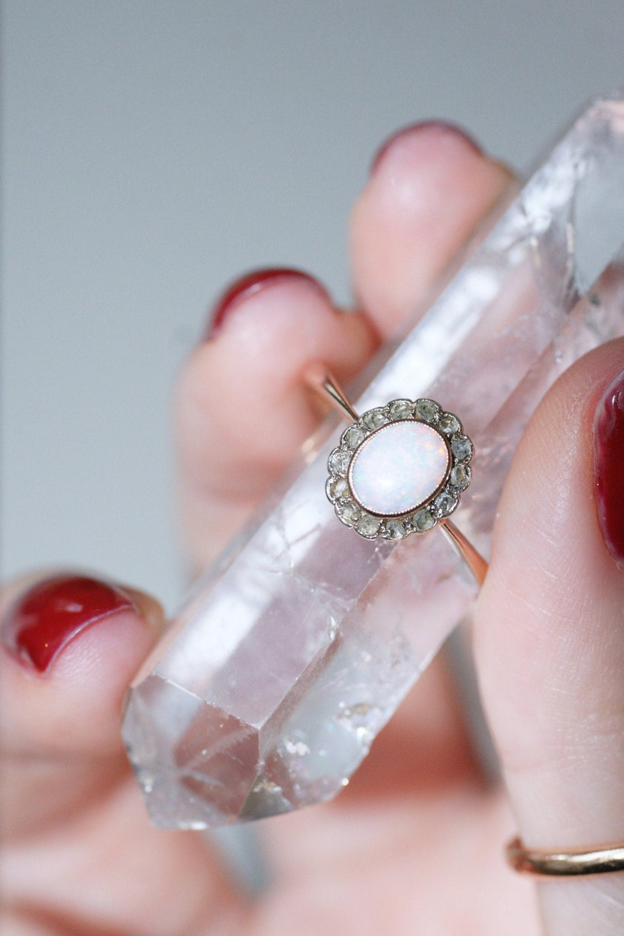 Opal daisy ring surrounded by diamonds - Galerie Pénélope