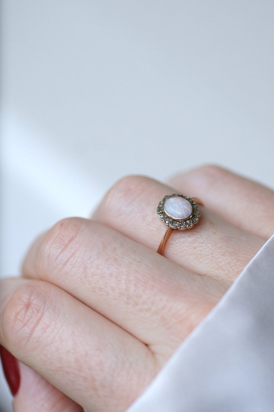 Opal daisy ring surrounded by diamonds - Galerie Pénélope