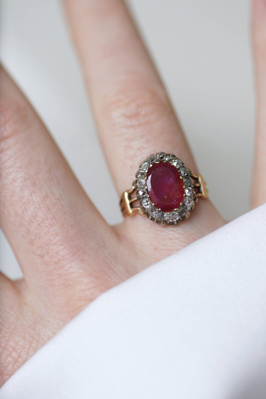 Burmese ruby daisy ring 2.82 Cts diamonds - Galerie Pénélope