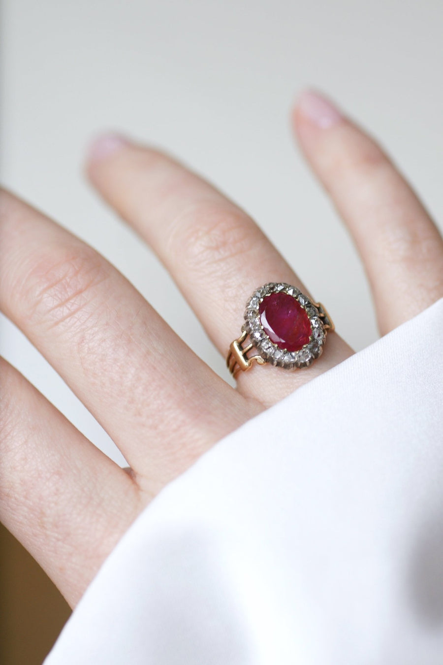 Burmese ruby daisy ring 2.82 Cts diamonds - Galerie Pénélope