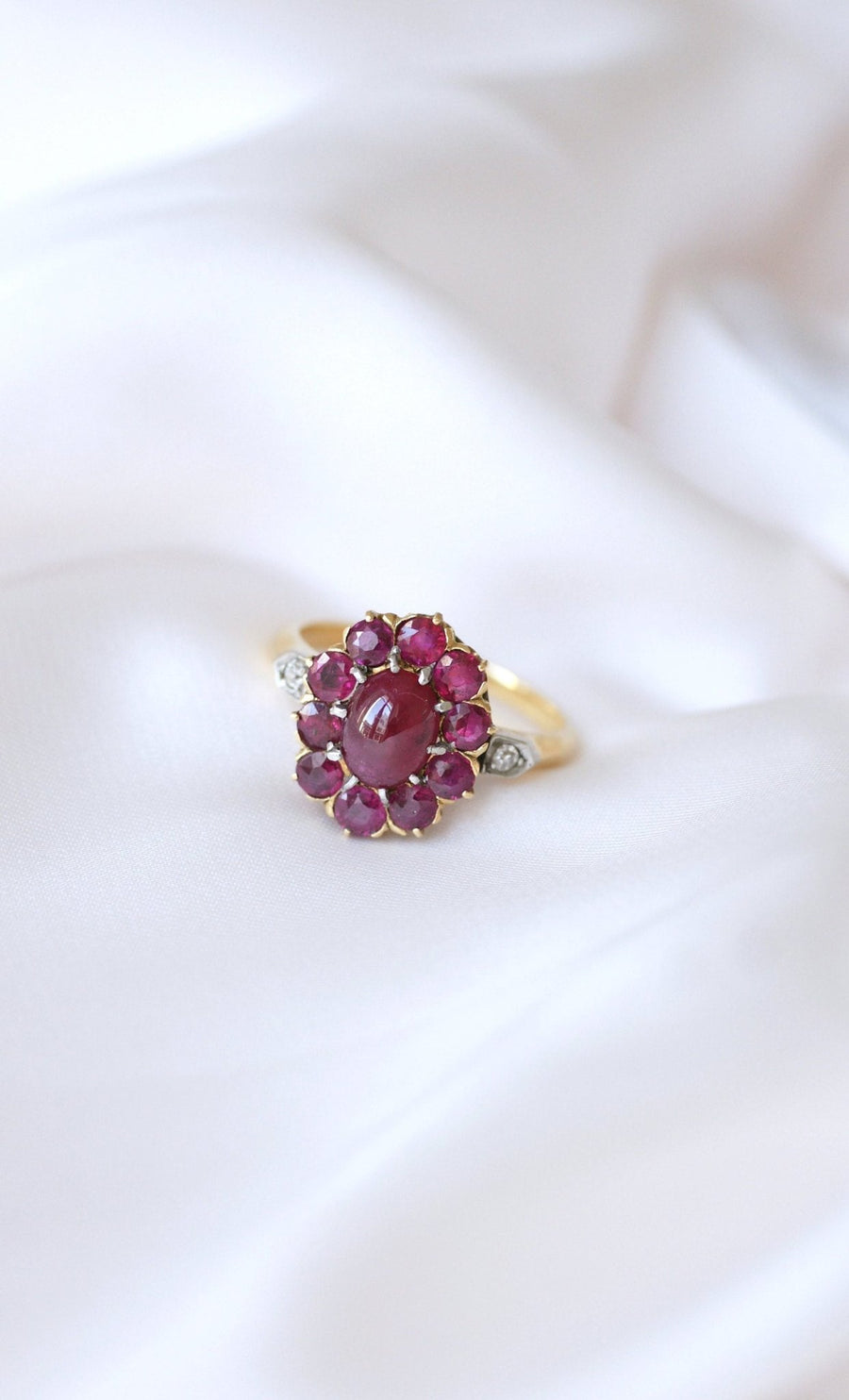 Cabochon ruby and diamond daisy ring - Galerie Pénélope