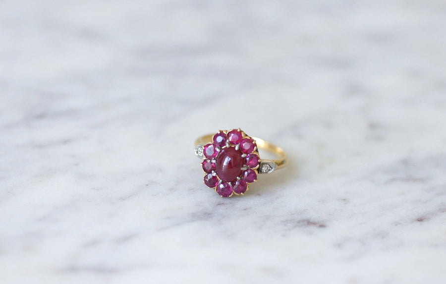 Cabochon ruby and diamond daisy ring - Galerie Pénélope