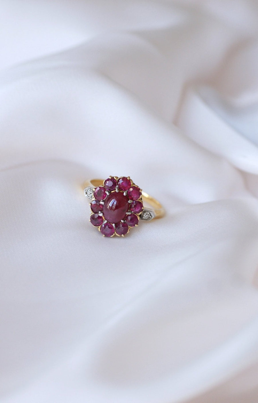 Cabochon ruby and diamond daisy ring - Galerie Pénélope