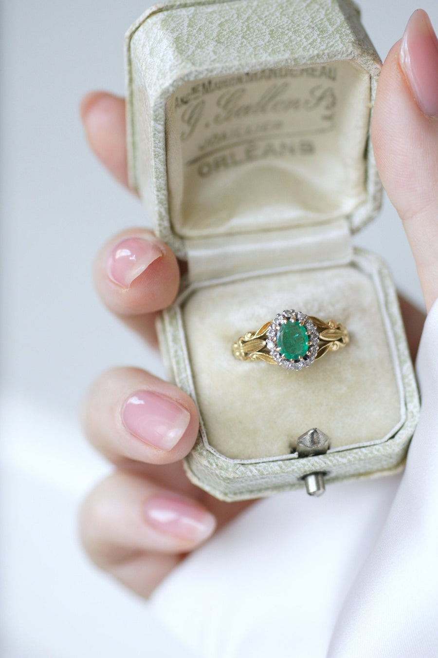 Victorian style emerald diamond daisy ring - Penelope Gallery