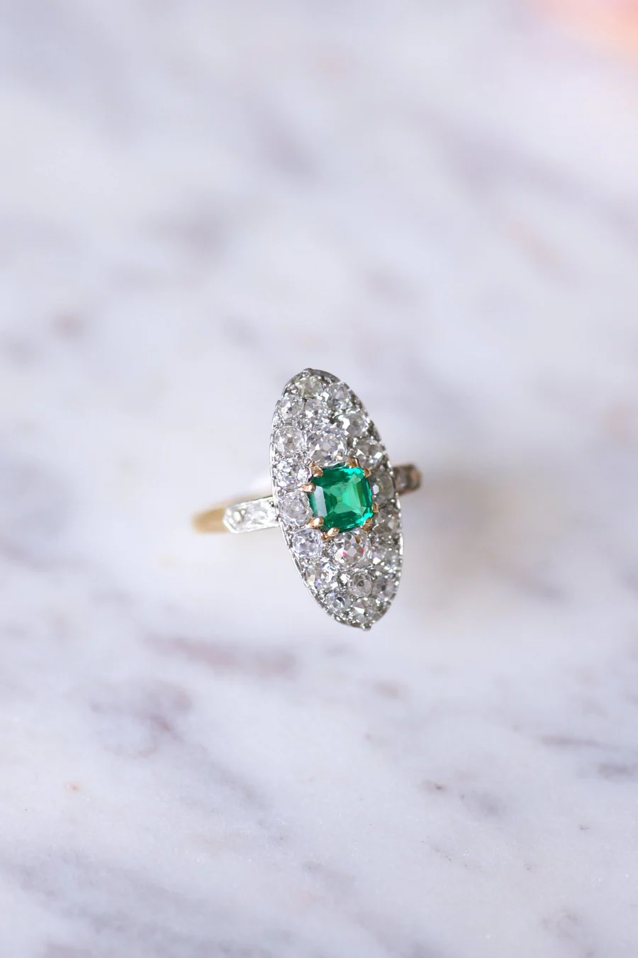 Marquise Belle Epoque emerald ring with diamonds on gold and platinum - Galerie Pénélope