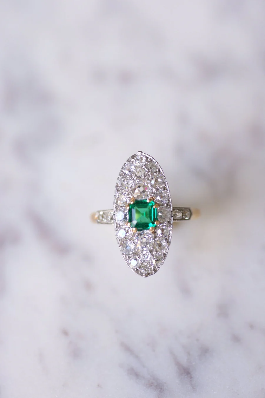 Marquise Belle Epoque emerald ring with diamonds on gold and platinum - Galerie Pénélope