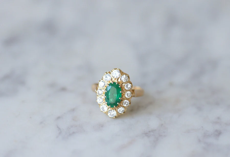 Emerald marquise ring with diamond setting - Galerie Pénélope