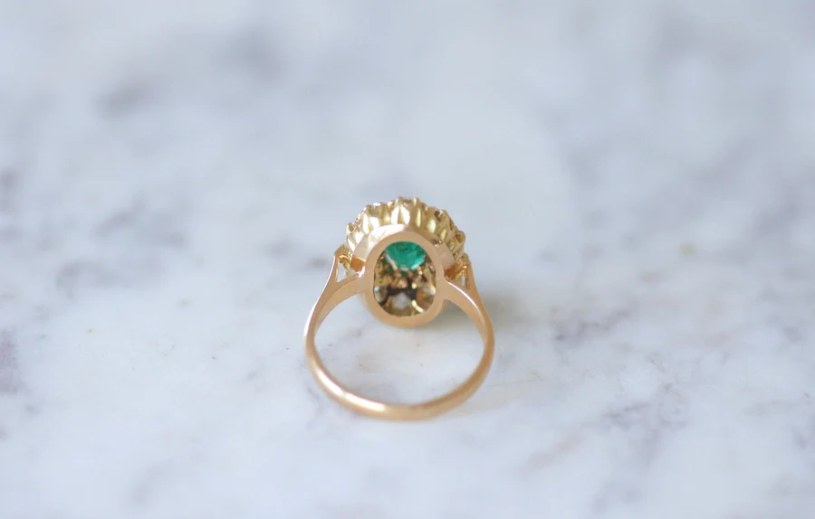 Emerald marquise ring with diamond setting - Galerie Pénélope