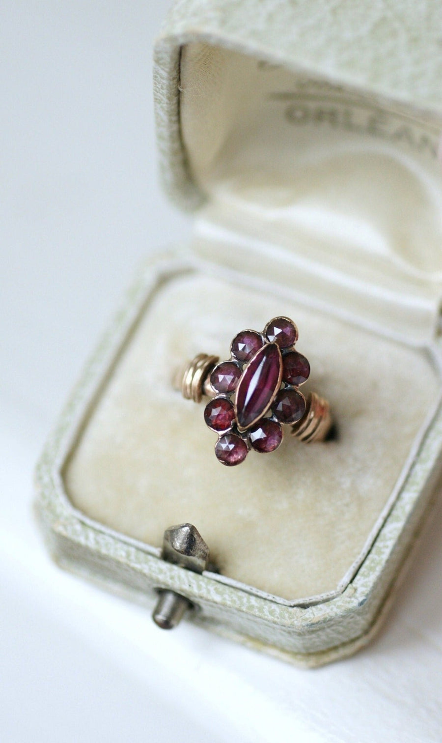 Marquise ring with Perpignan garnets - Galerie Pénélope