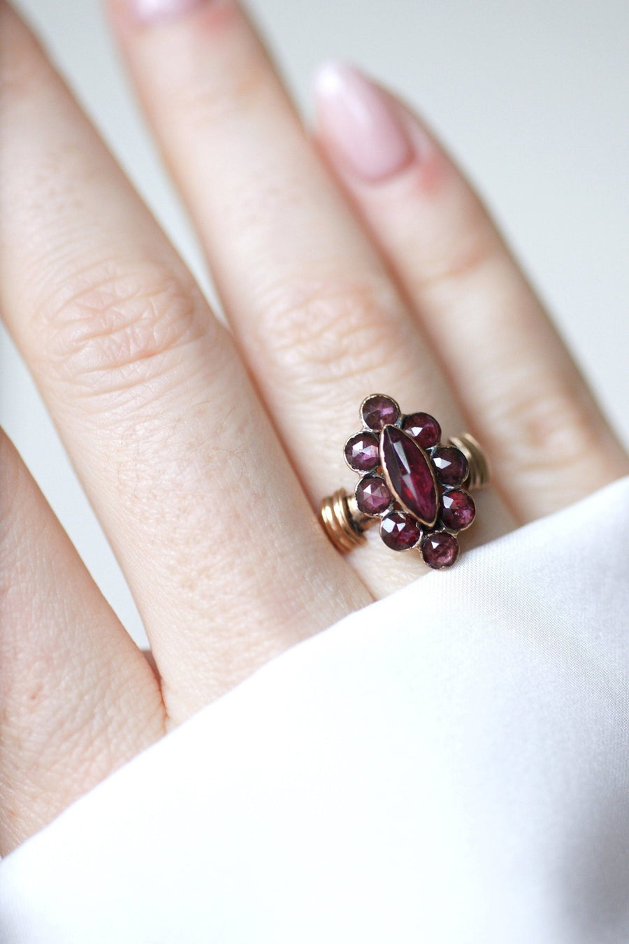 Marquise ring with Perpignan garnets - Galerie Pénélope