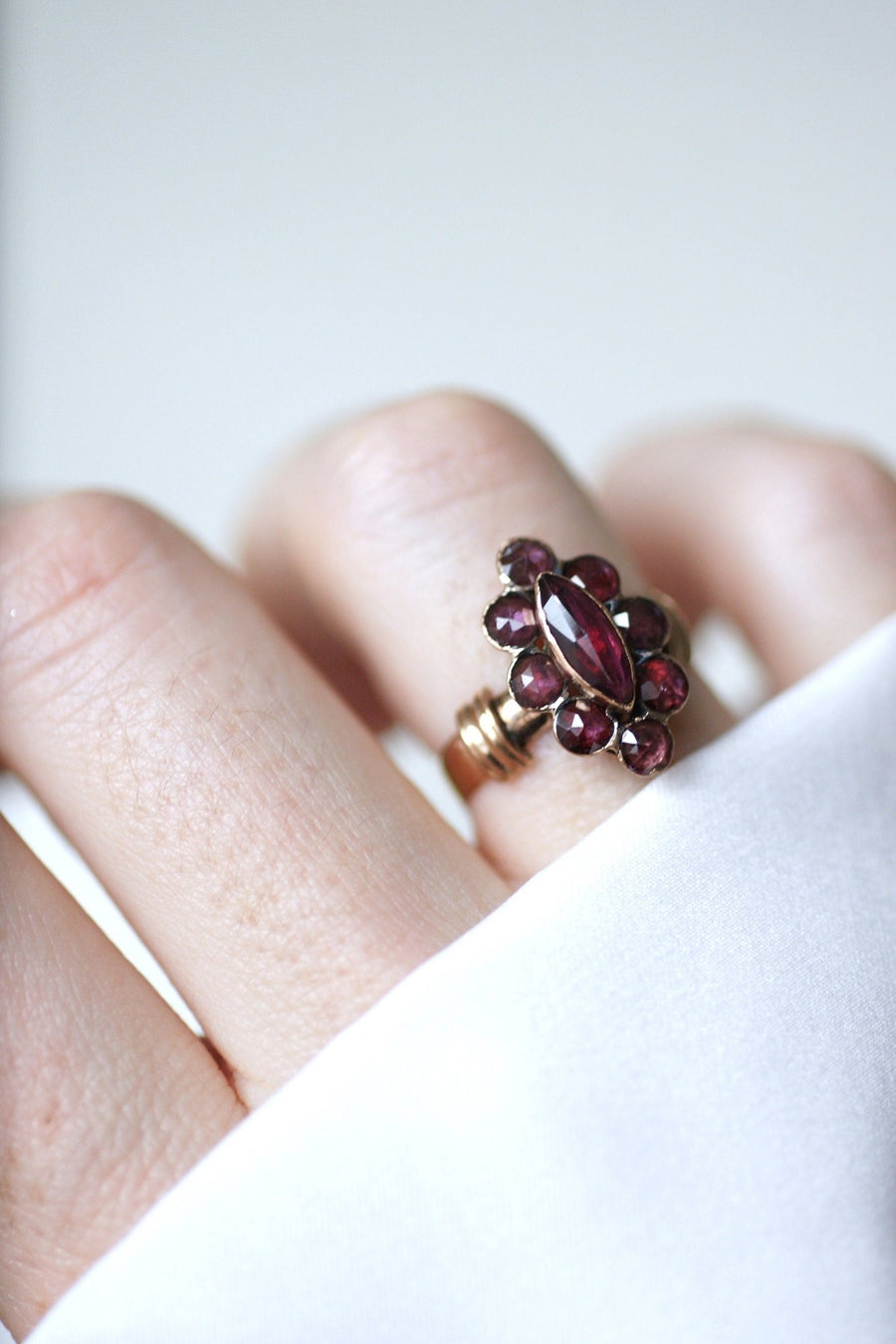 Marquise ring with Perpignan garnets - Galerie Pénélope