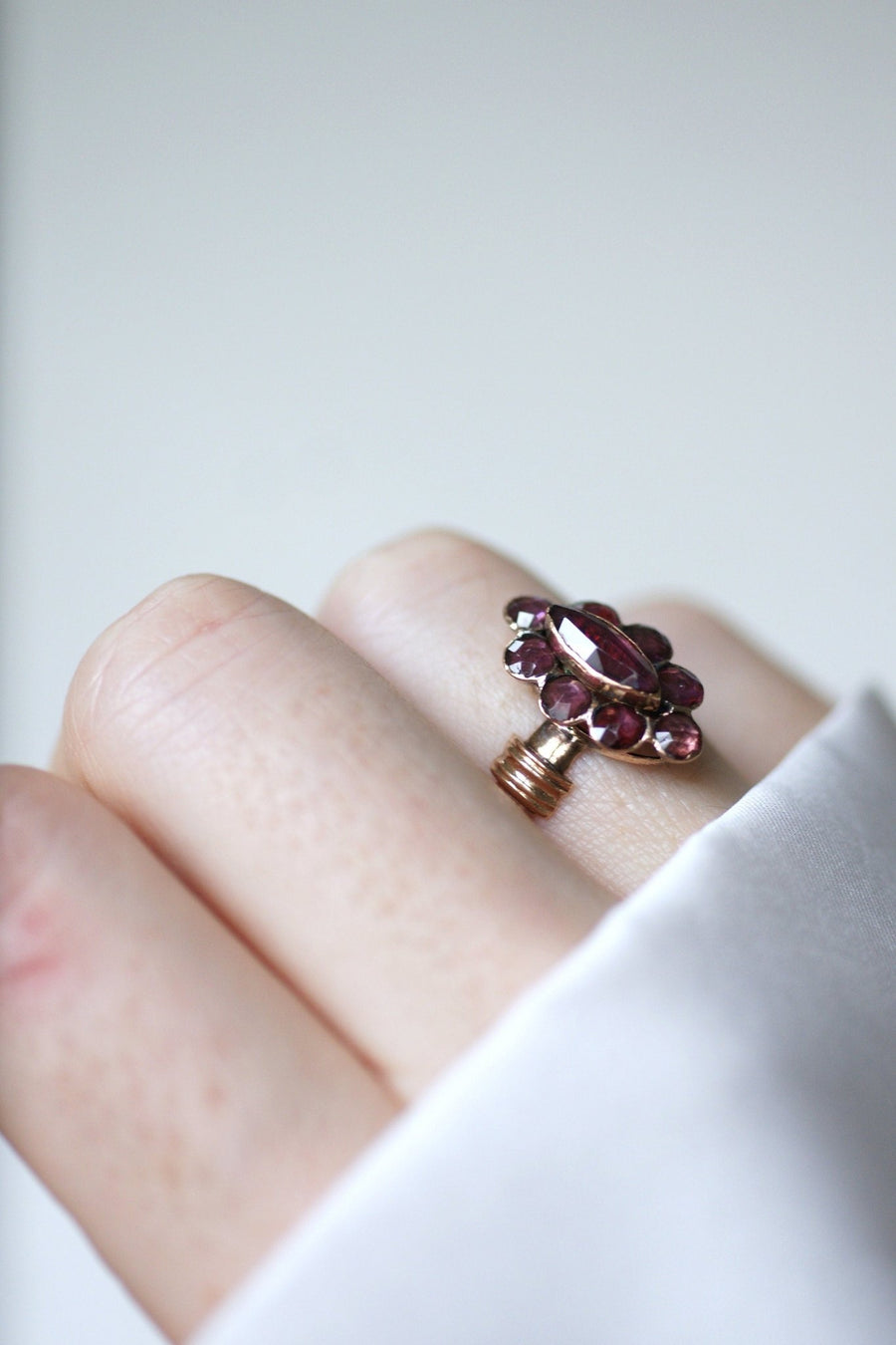 Marquise ring with Perpignan garnets - Galerie Pénélope