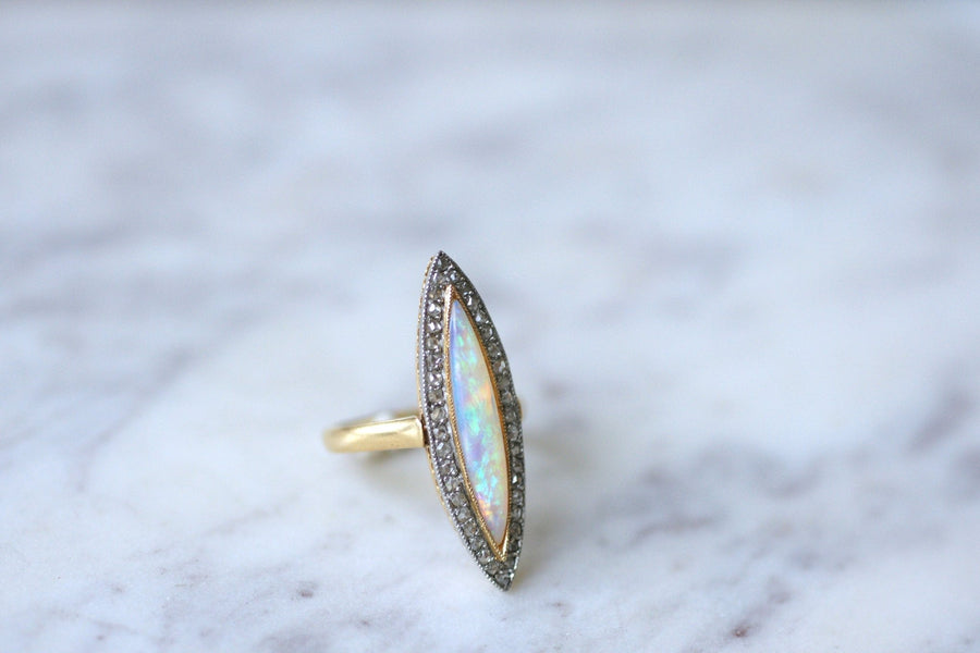 Marquise opal ring surrounded by diamonds - Galerie Pénélope