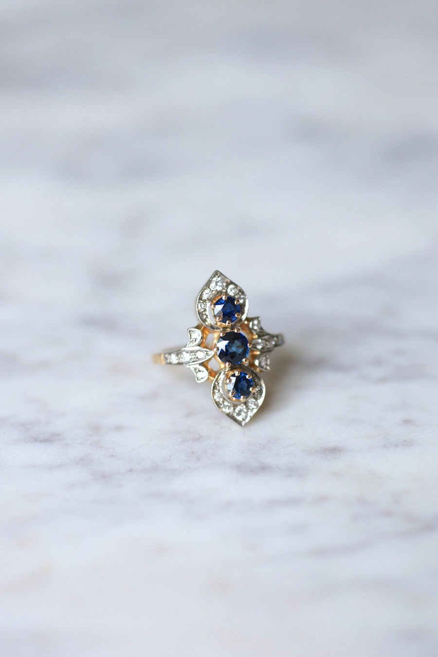Marquise ring Victorian style sapphires surrounded by diamonds on gold - Galerie Pénélope