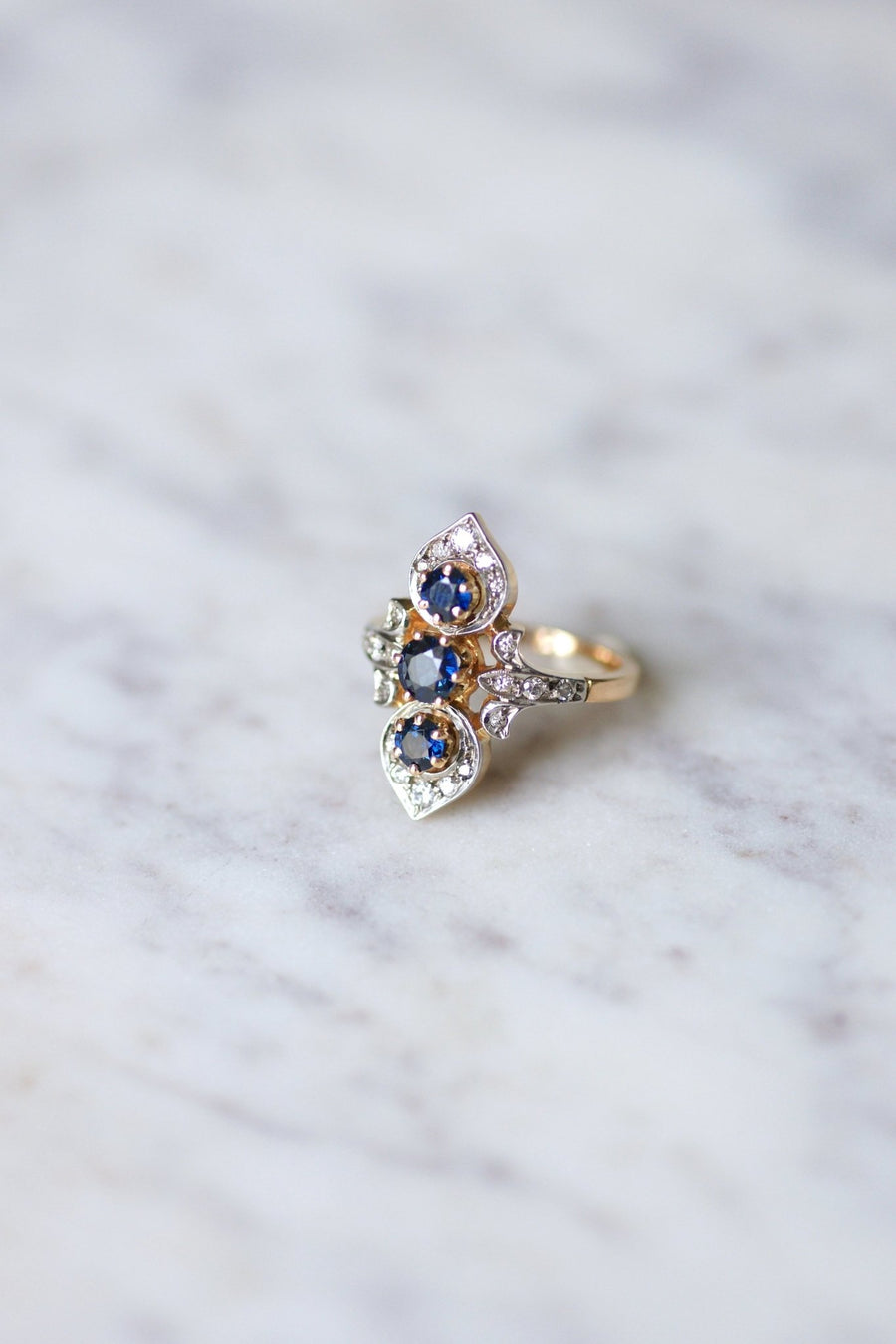 Marquise ring Victorian style sapphires surrounded by diamonds on gold - Galerie Pénélope