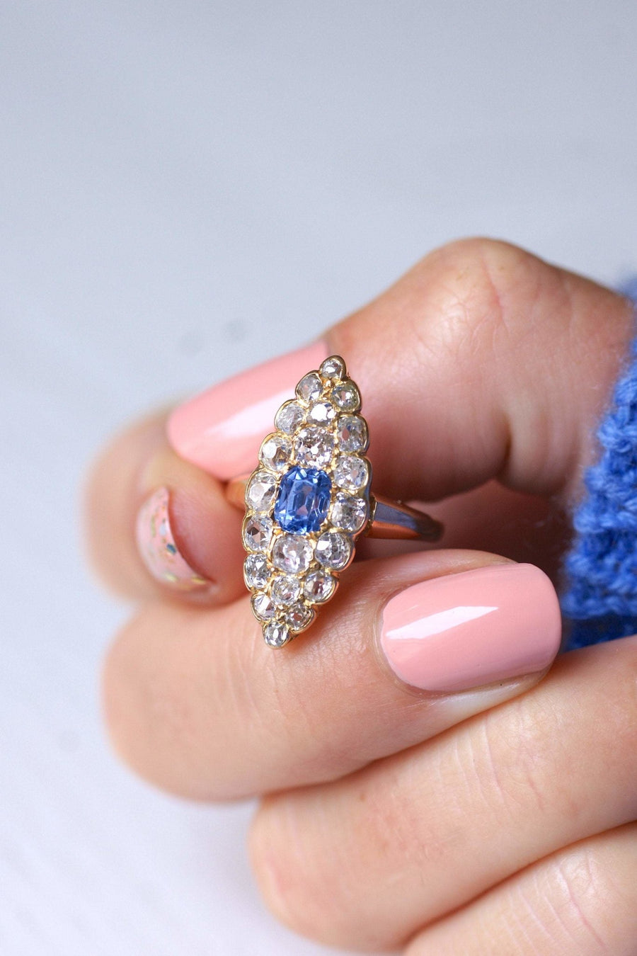 Marquise Victorienne sapphire ring surrounded by diamonds on pink gold - Galerie Pénélope