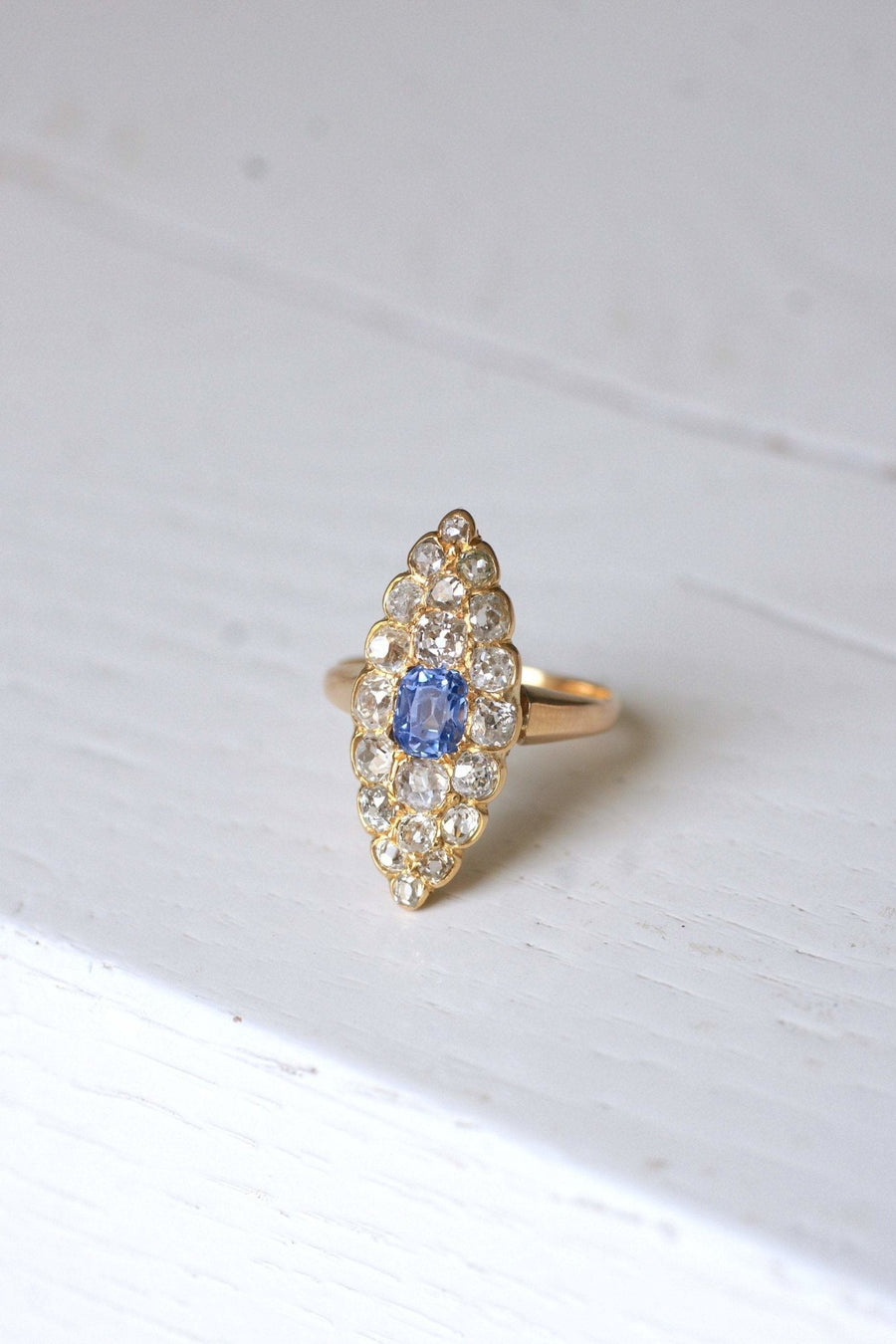 Marquise Victorienne sapphire ring surrounded by diamonds on pink gold - Galerie Pénélope