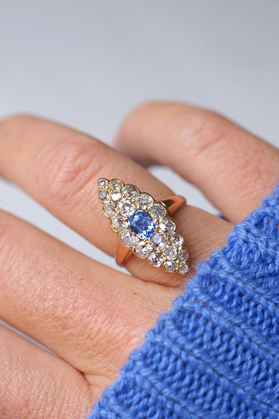 Marquise Victorienne sapphire ring surrounded by diamonds on pink gold - Galerie Pénélope