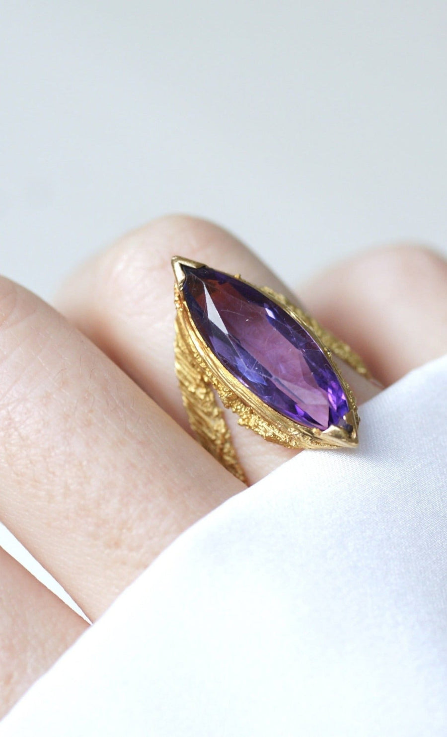 Gold and amethyst ring from the 70s - Galerie Pénélope