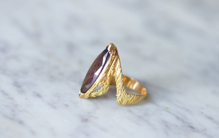 Gold and amethyst ring from the 70s - Galerie Pénélope