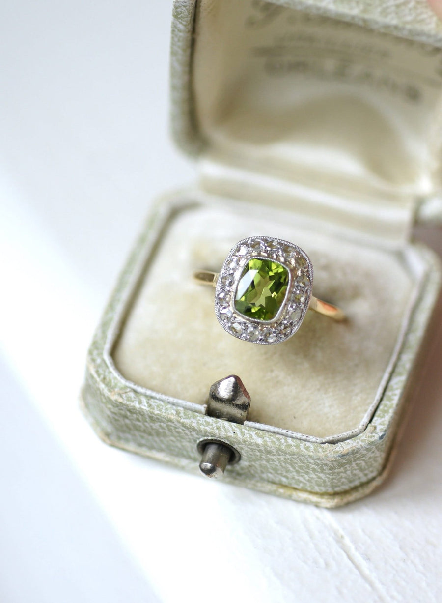 Peridot ring set with diamonds - Galerie Pénélope