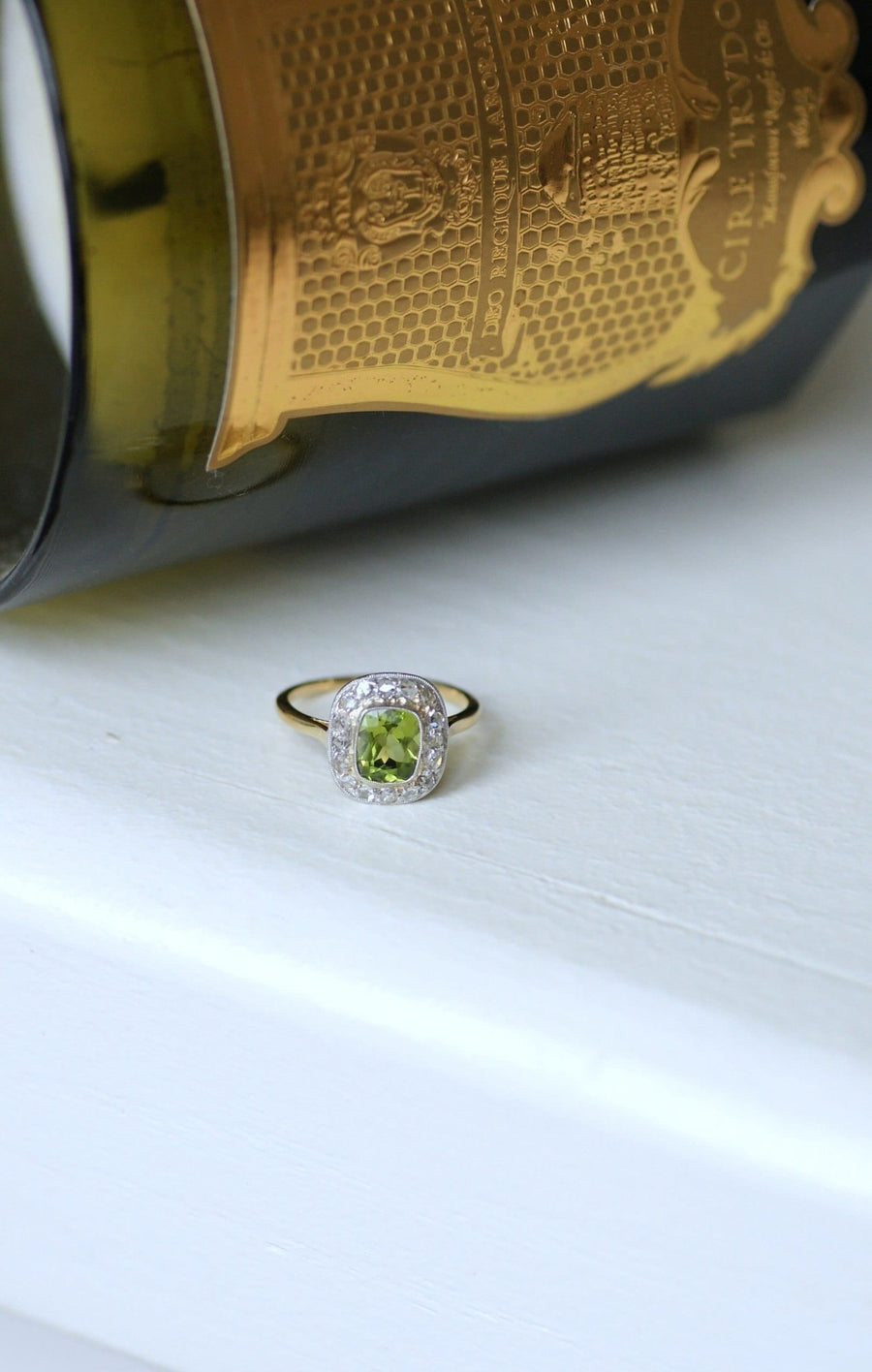 Peridot ring set with diamonds - Galerie Pénélope