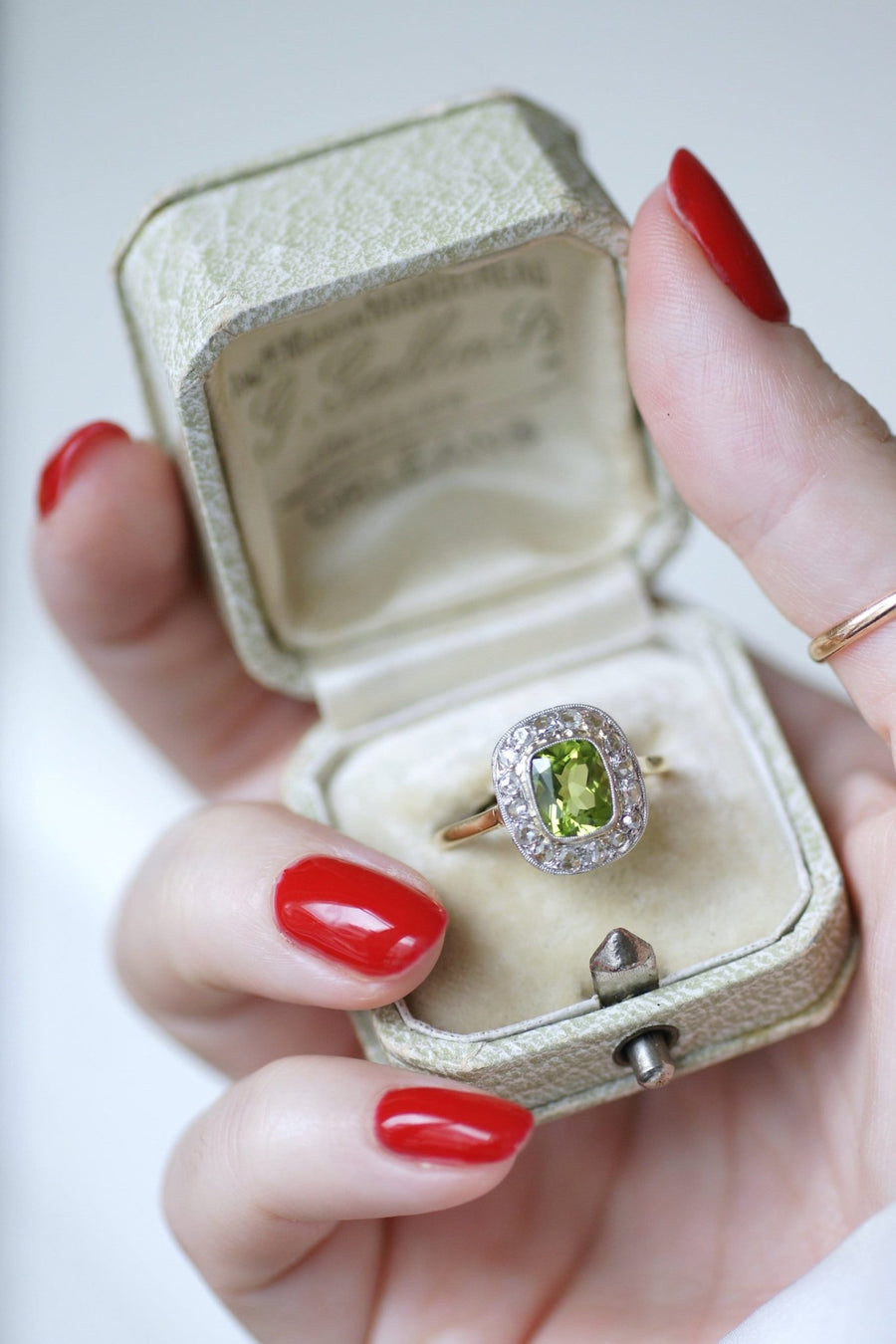 Peridot ring set with diamonds - Galerie Pénélope