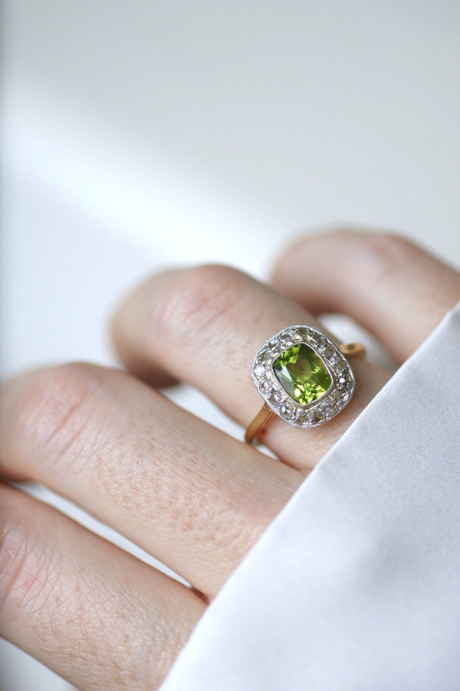 Peridot ring set with diamonds - Galerie Pénélope