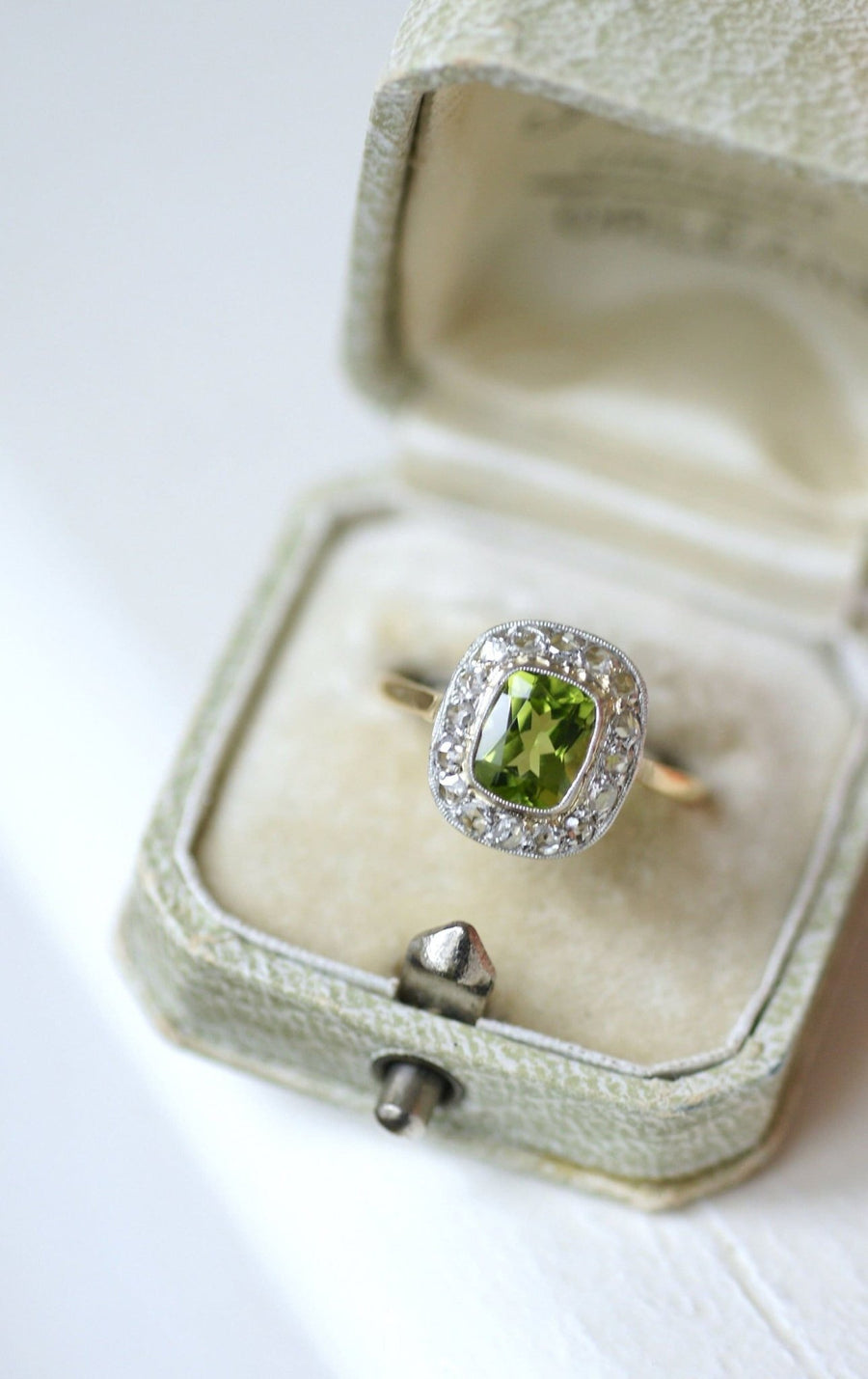 Peridot ring set with diamonds - Galerie Pénélope