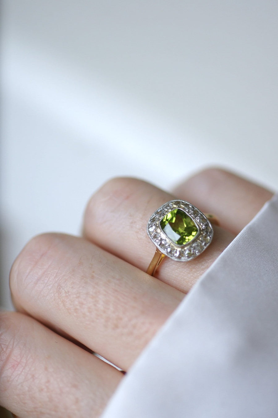 Peridot ring set with diamonds - Galerie Pénélope