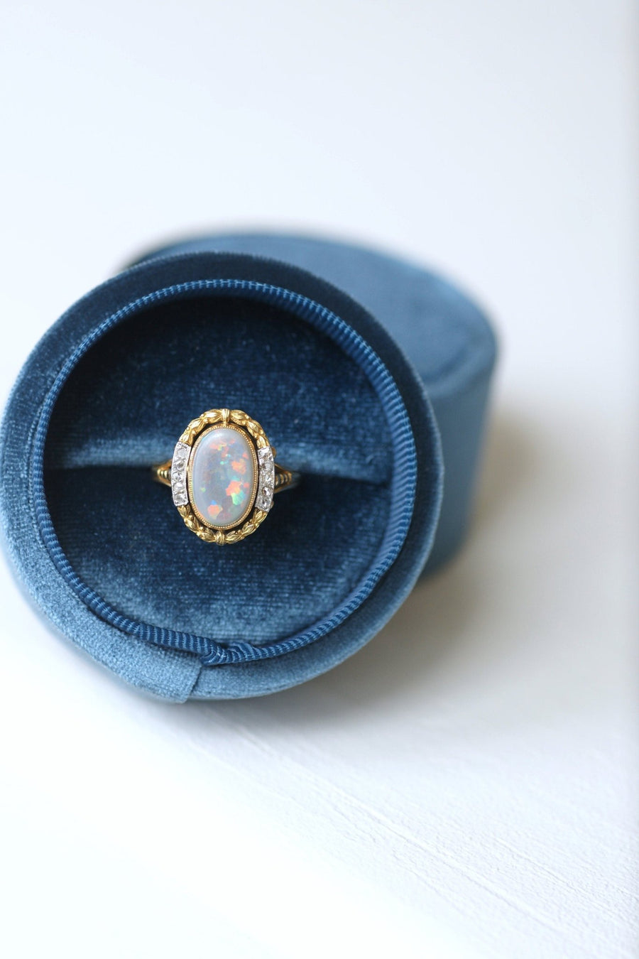 Pompadour ring, opal surrounded by diamonds, gold and platinum - Galerie Pénélope