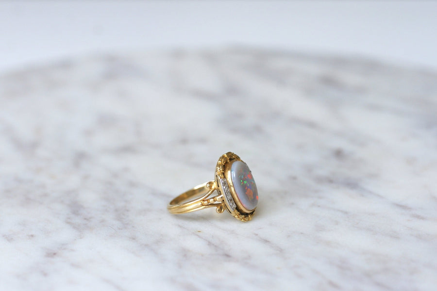 Pompadour ring, opal surrounded by diamonds, gold and platinum - Galerie Pénélope